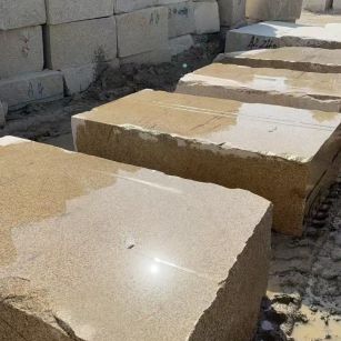 渭南 黄金麻方料堆场洗料分选中，原材料充足