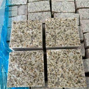 渭南 黄金麻花岗岩自然面小方块，弹石，马蹄石等