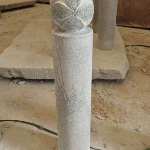 渭南 芝麻白花岗岩石材挡车石柱、停车柱、圆柱挡车柱、方柱挡车柱等