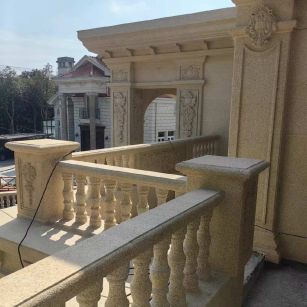 渭南 黄金麻别墅外墙干挂雕花配合阳台栏杆花瓶柱