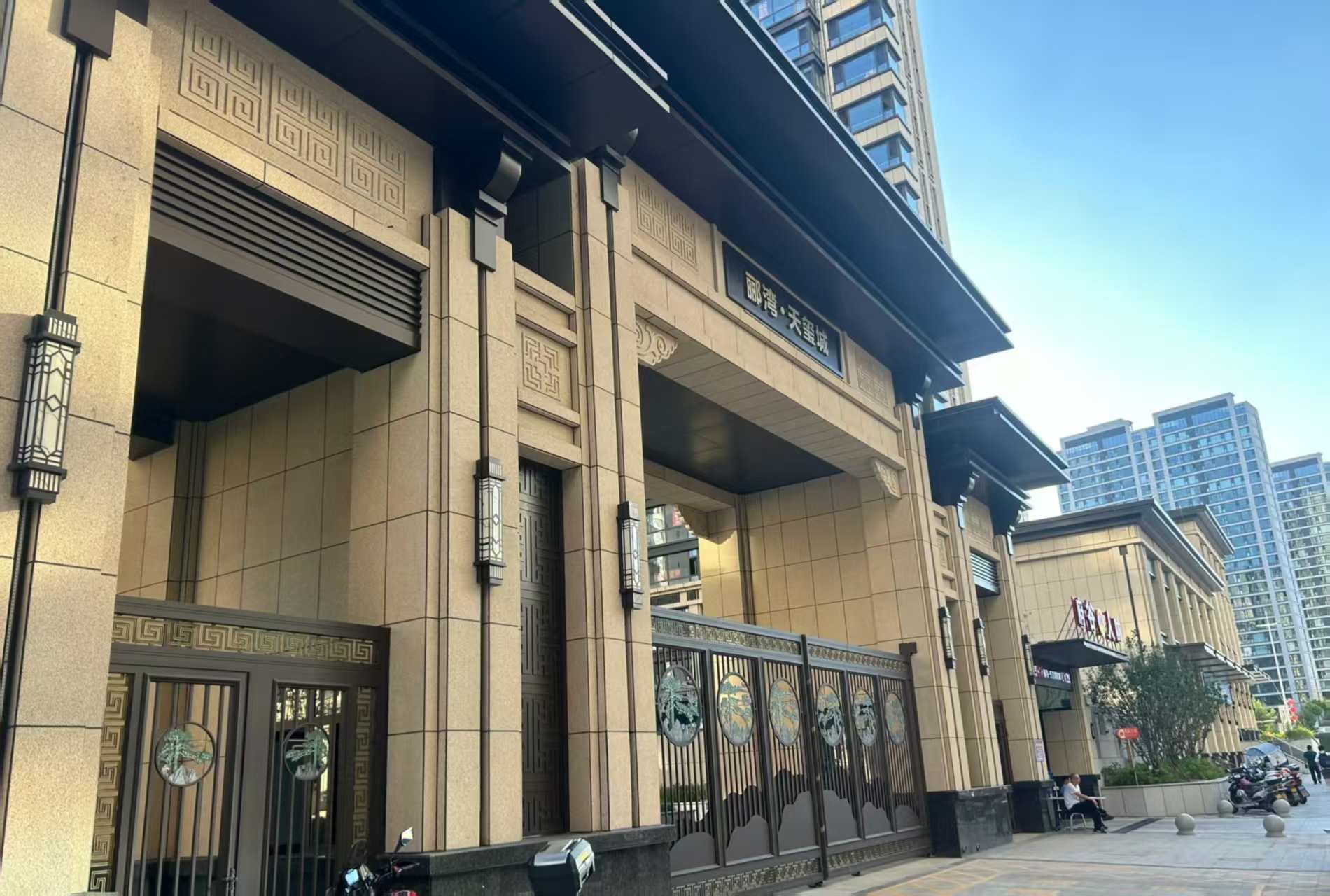 渭南 黄金麻花岗岩荔枝面小区门楼外墙干挂