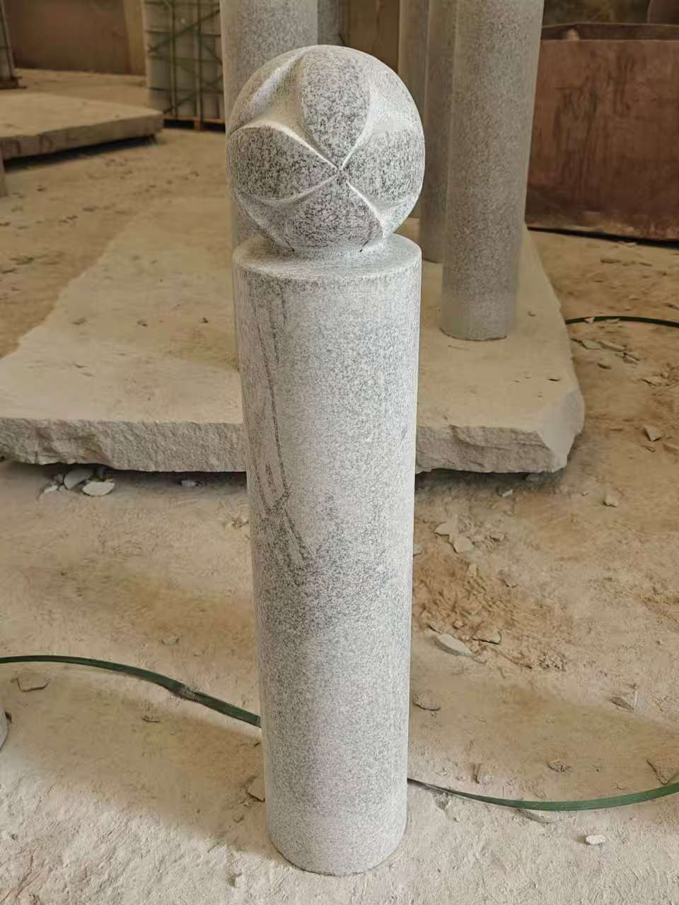 渭南 芝麻白花岗岩石材挡车石柱、停车柱、圆柱挡车柱、方柱挡车柱等