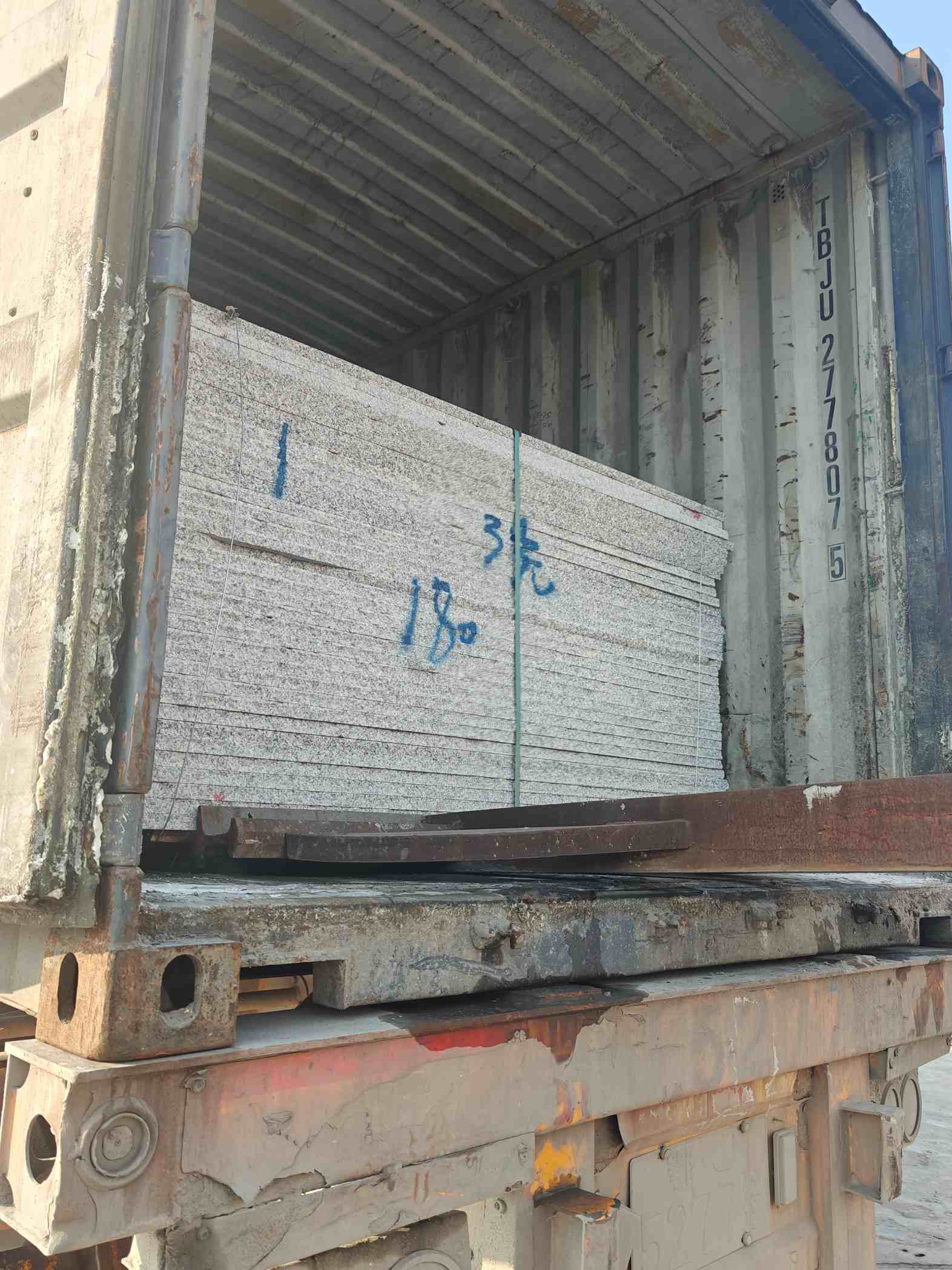 渭南 芝麻白花岗岩石材3.0公分光面毛板装柜出货