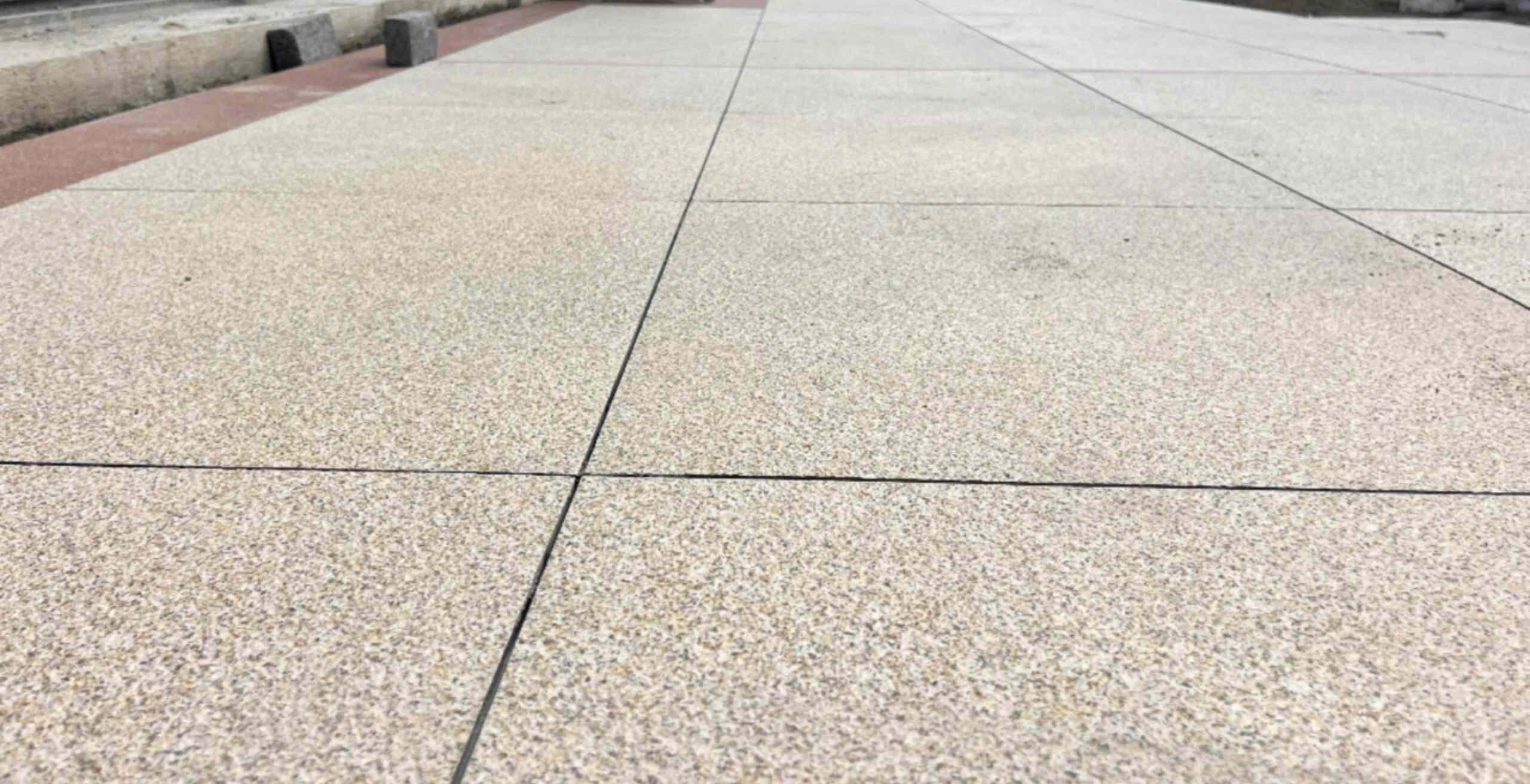 渭南 黄金麻花岗岩石板材荔枝面地面铺装效果