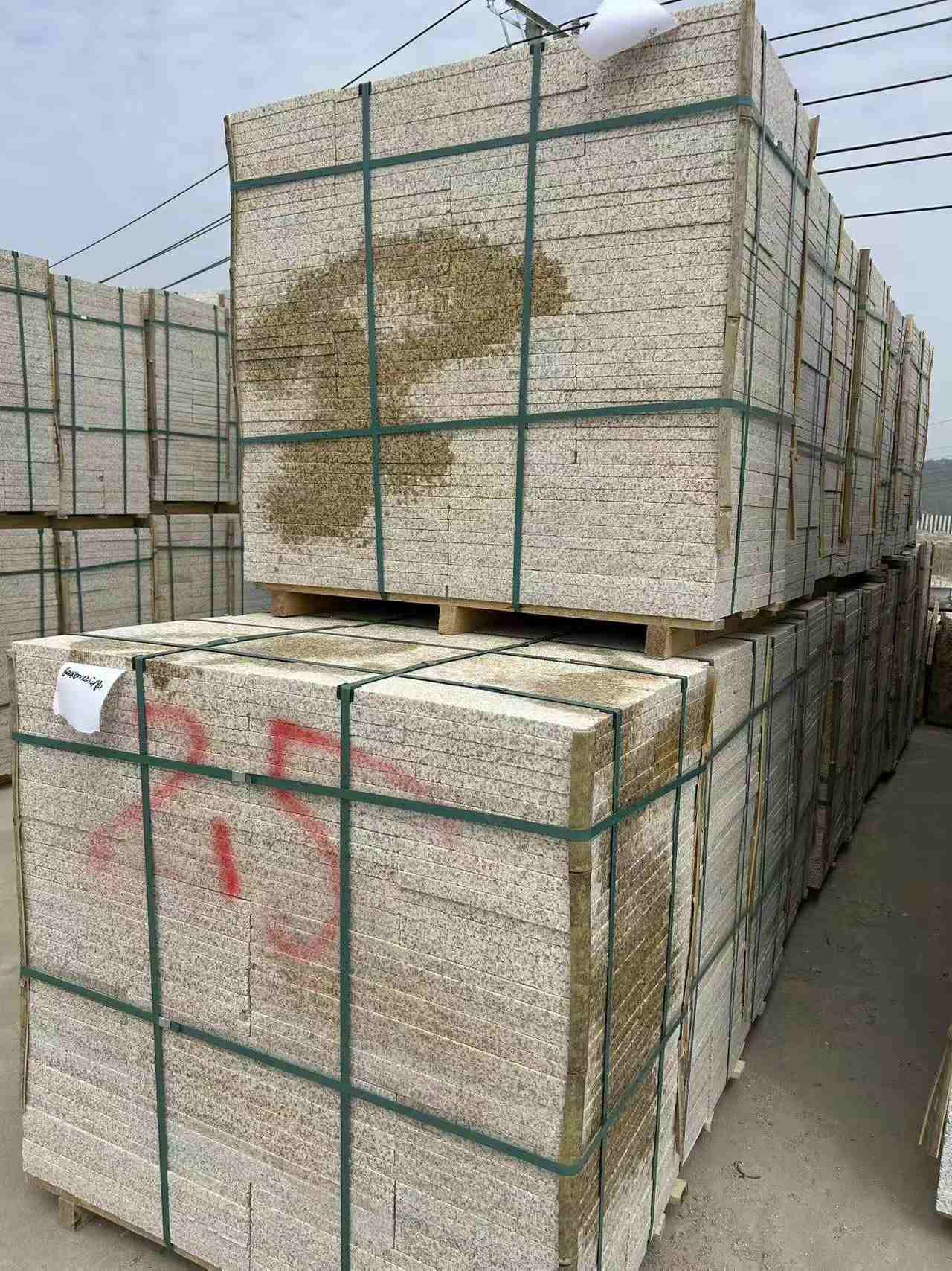 渭南 黄金麻花岗岩石材荔枝面地铺石2.5*300*600