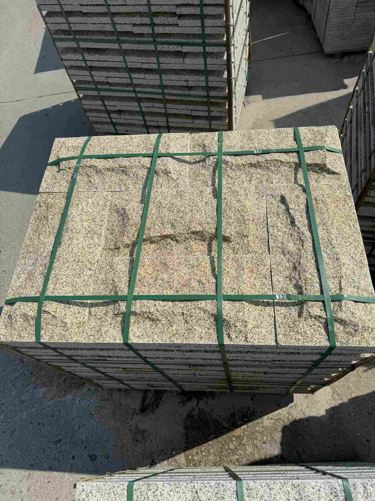 渭南 黄金麻花岗岩石材自然面蘑菇石成品