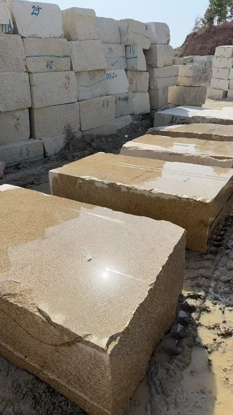 渭南 黄金麻方料堆场洗料分选中，原材料充足