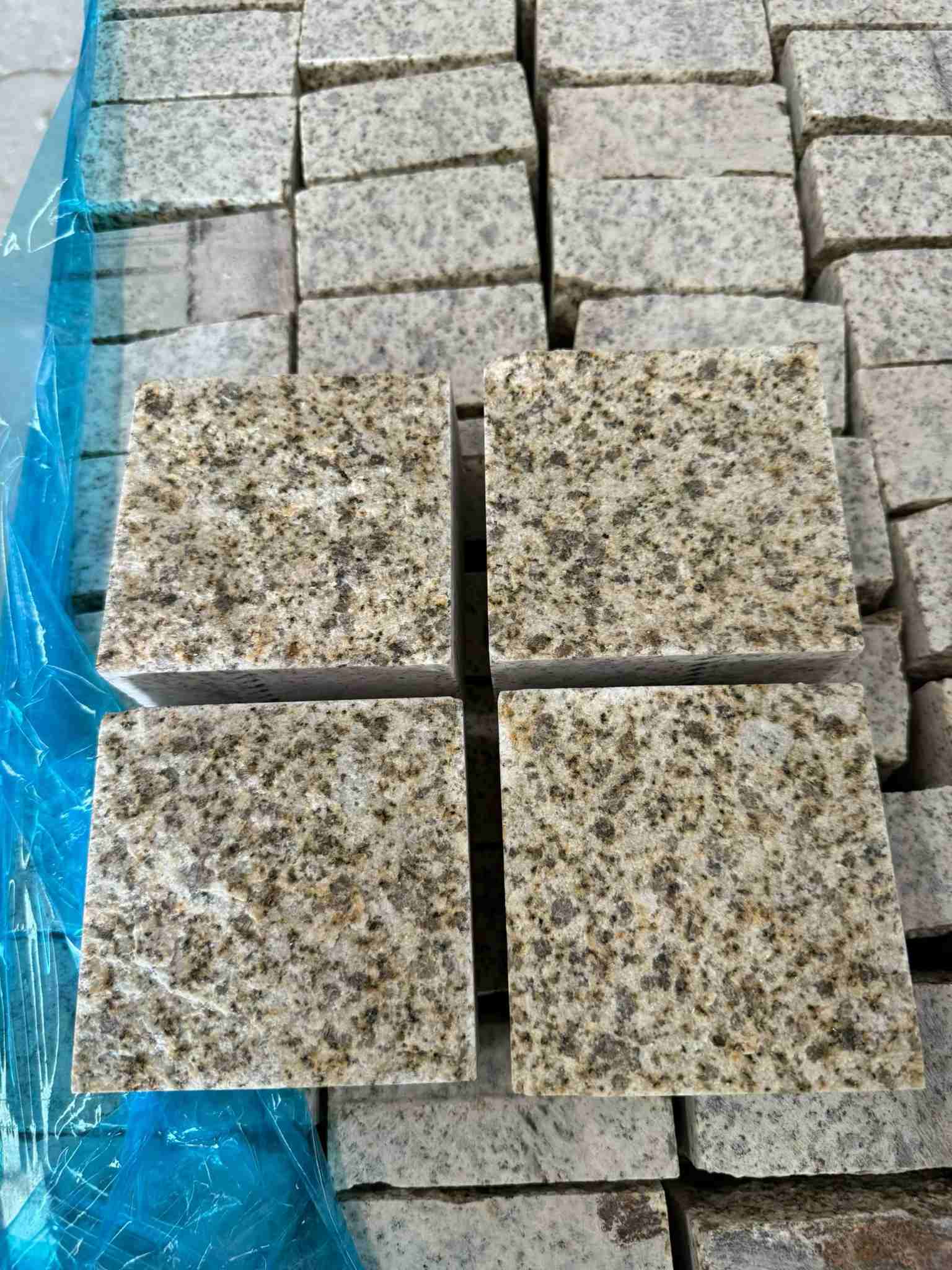 渭南 黄金麻花岗岩自然面小方块，弹石，马蹄石等