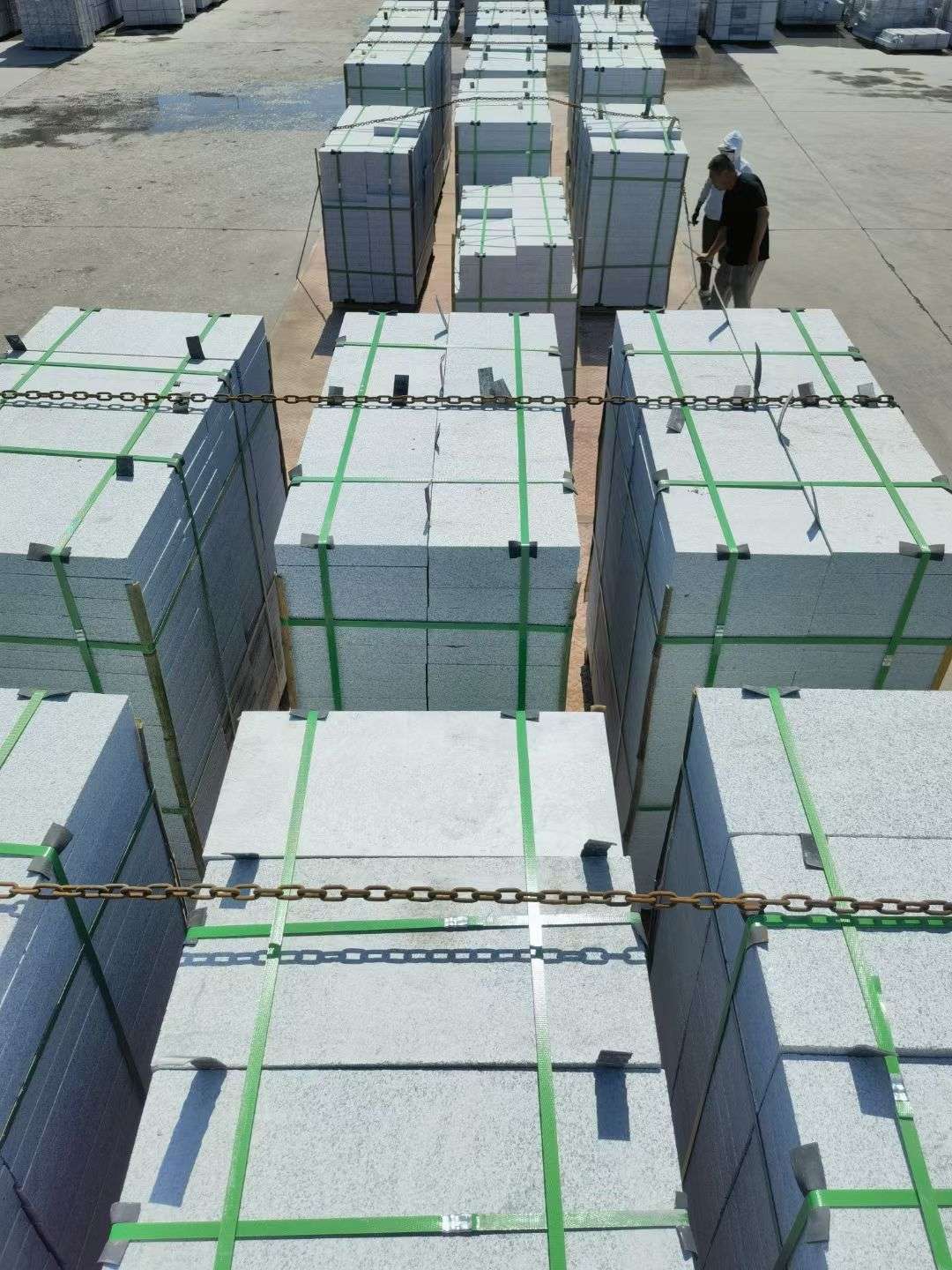 渭南 芝麻白花岗岩5公分地铺石 花岗岩厂家工厂装车日常