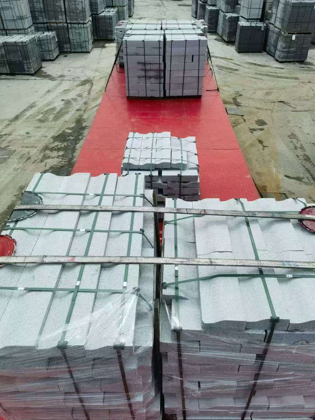 渭南 芝麻白仿形加直形路沿石出货日常