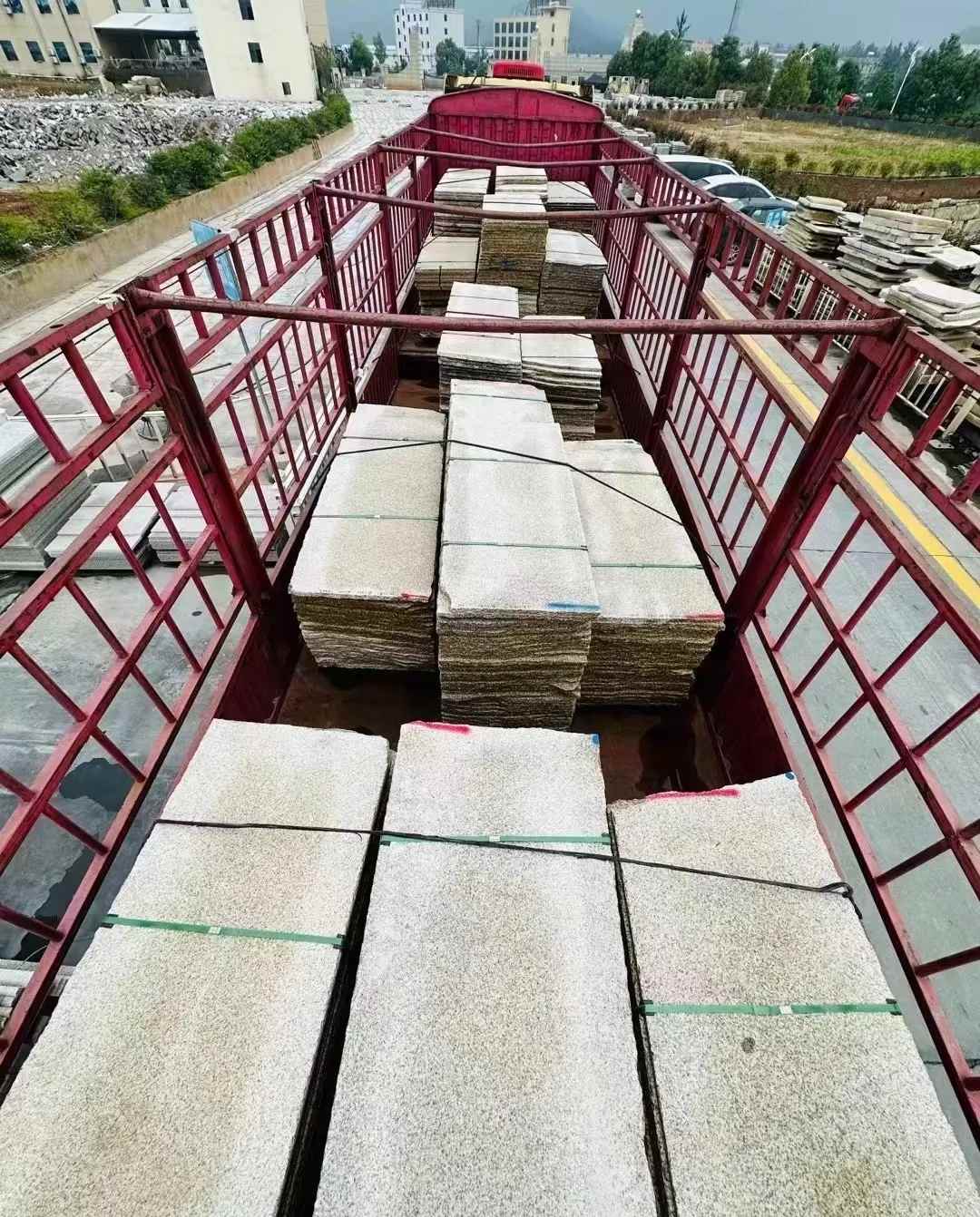 渭南 黄金麻花岗岩荔枝面，光面毛板装车完成