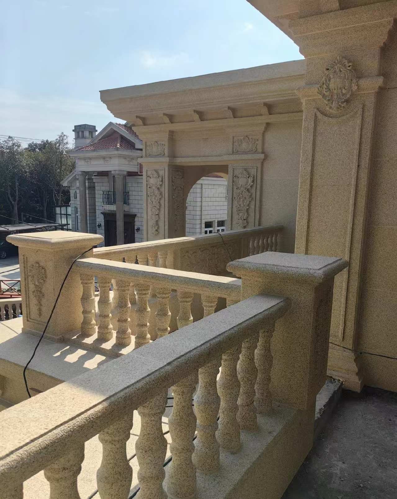 渭南 黄金麻别墅外墙干挂雕花配合阳台栏杆花瓶柱