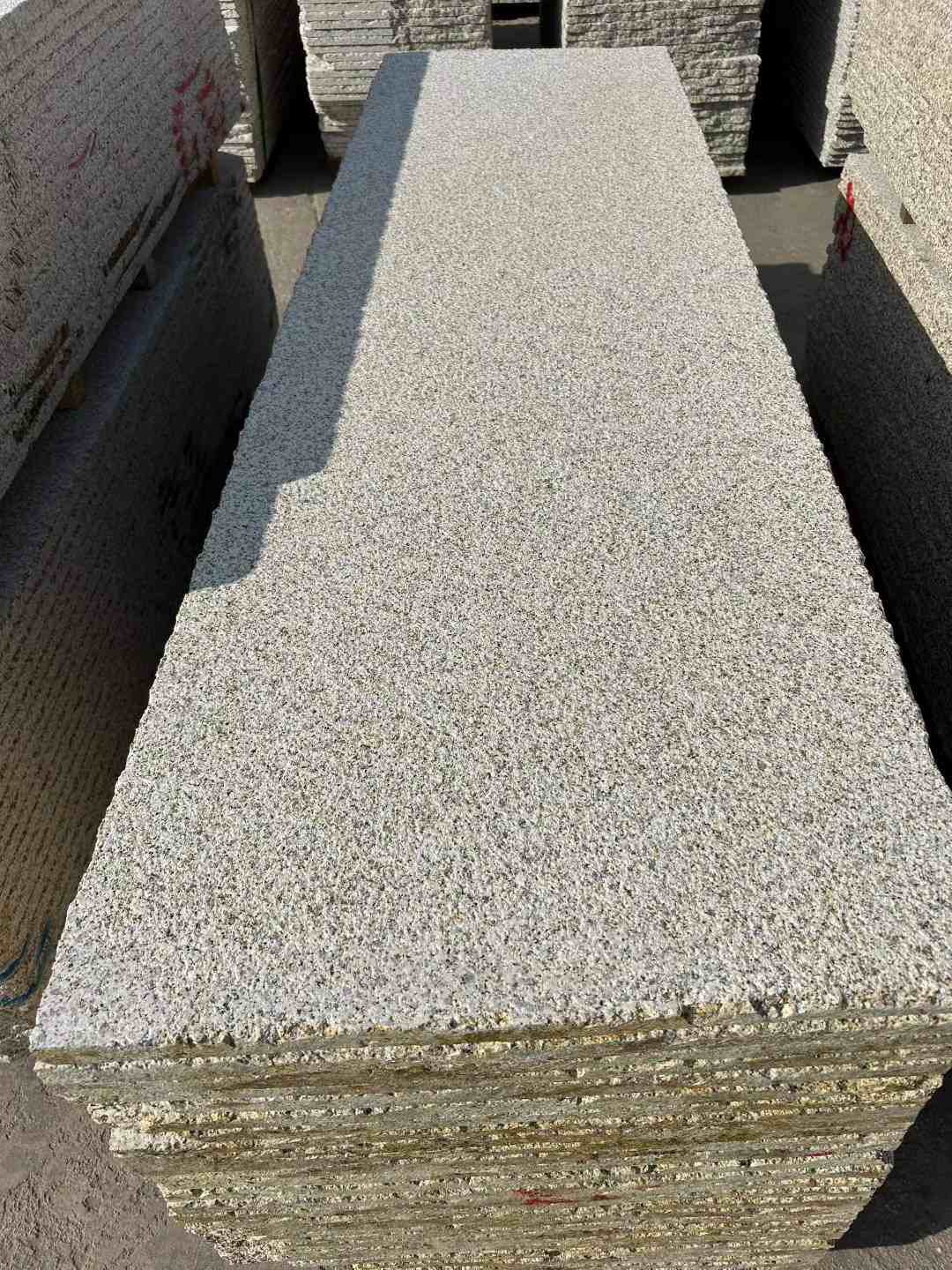 渭南 黄金麻花岗岩荔枝面毛板，半成品