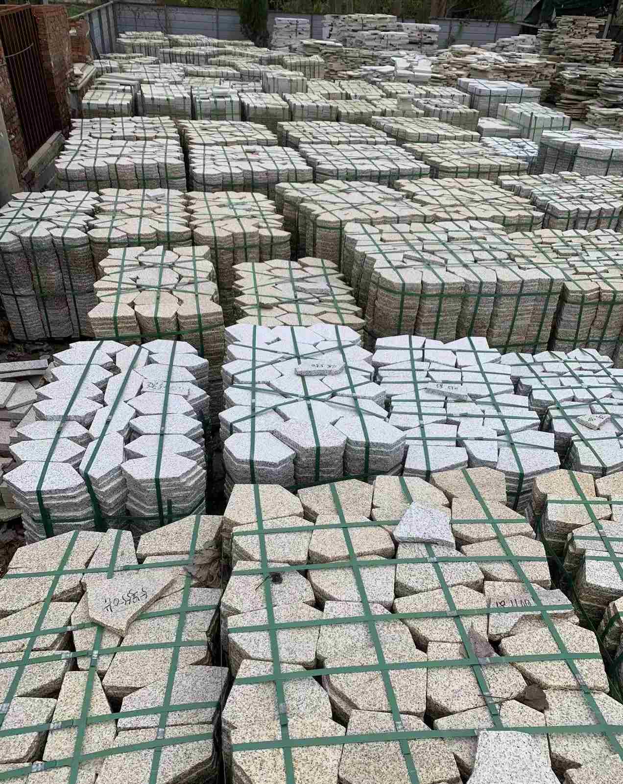 渭南 黄金麻白麻花岗岩荔枝面地铺石(冰裂纹)