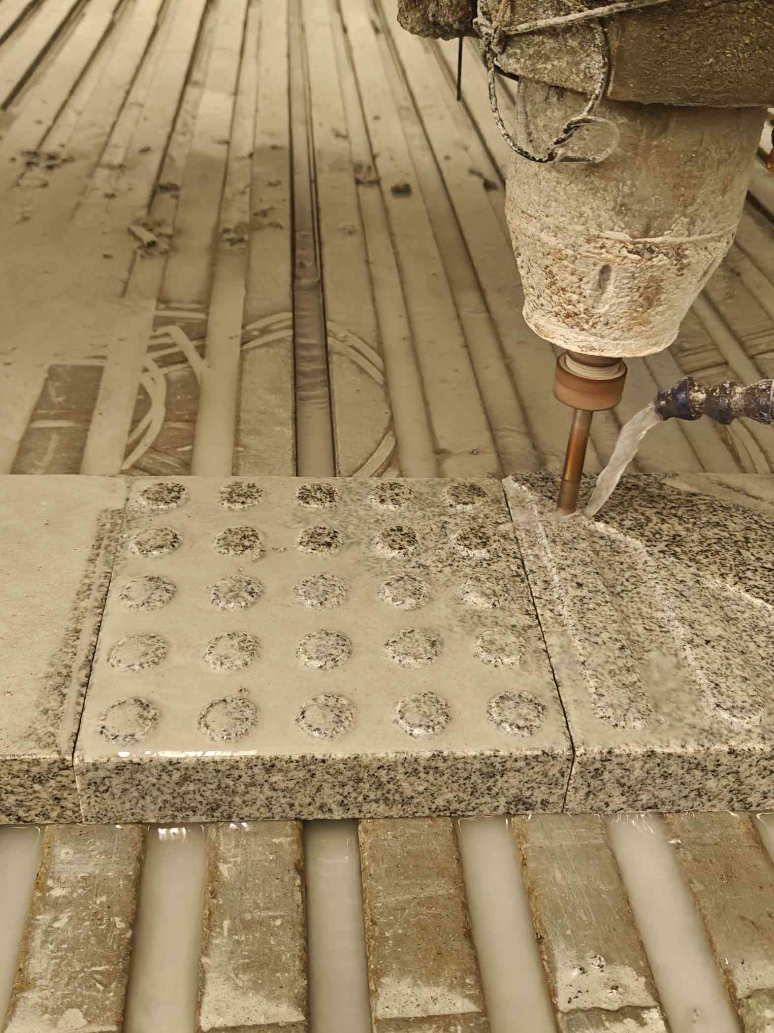 渭南 芝麻白花岗岩石材盲人石、盲道石、盲点石