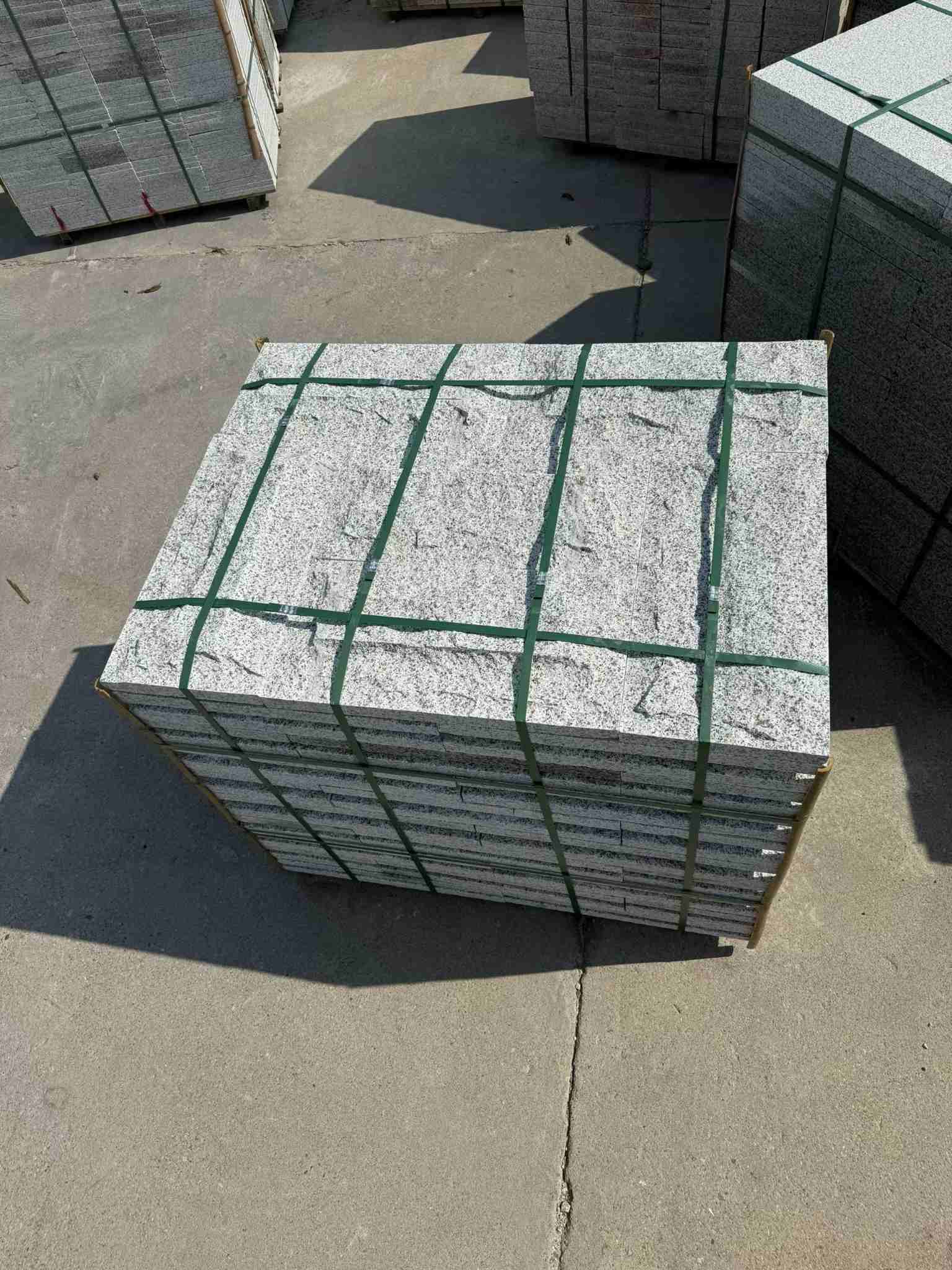 渭南 白麻花岗岩石材自然面蘑菇石成品