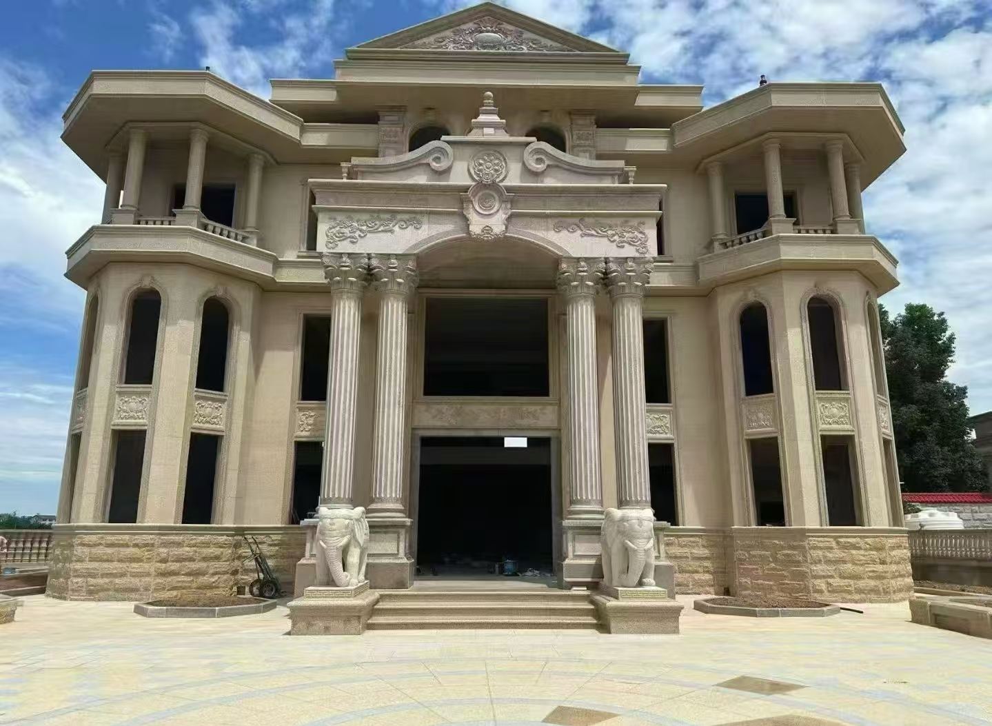 渭南 黄金麻别墅外墙干挂，大柱，大象，蘑菇石，雕花板