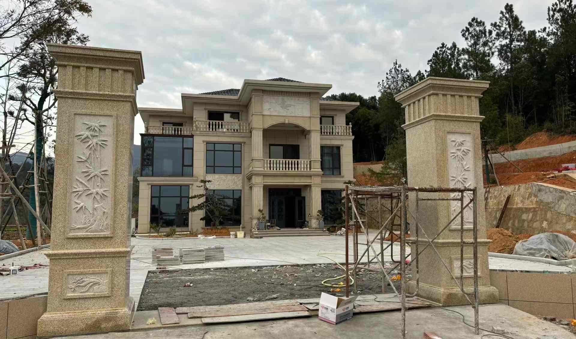 渭南 黄金麻花岗岩别墅雕花外墙干挂配上门口雕花罗马柱