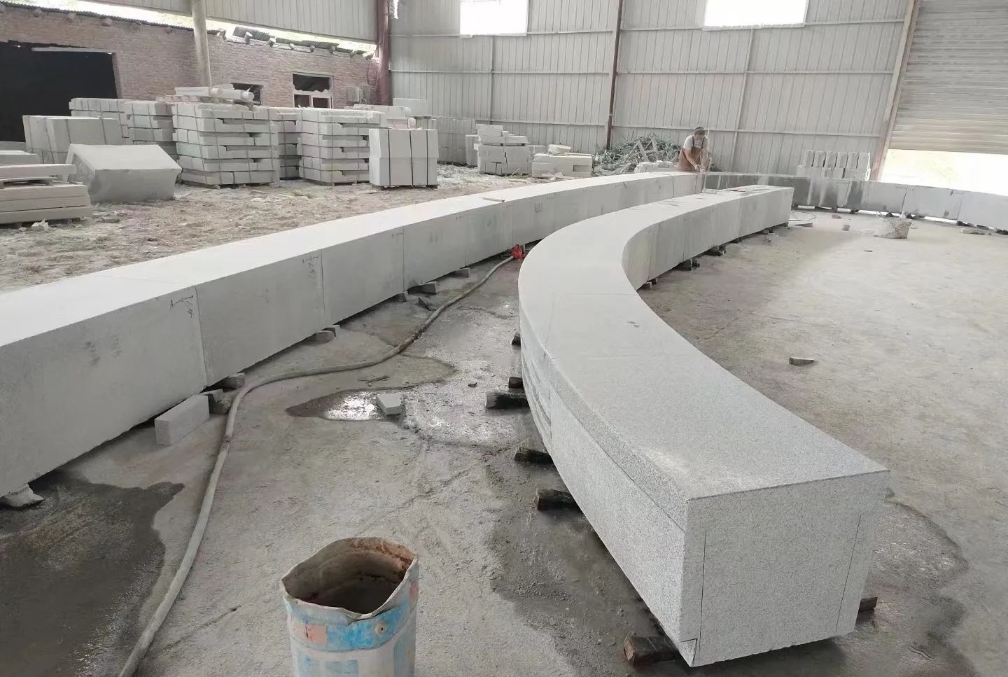 渭南芝麻白花岗岩石板材 园林光面弧形坐凳