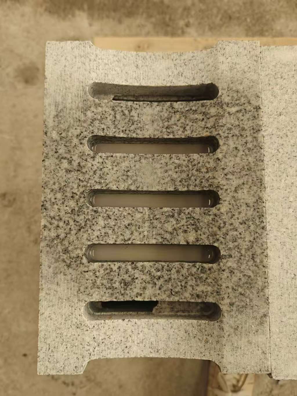 渭南 芝麻白拉丝面花岗岩U型开槽排水槽